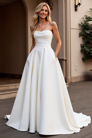Robe de mariée sans bretelles en satin ivoire froncée